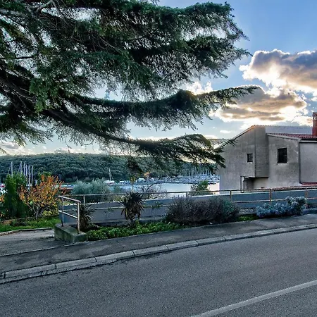 弗兰科234号公寓式酒店 3* 普拉